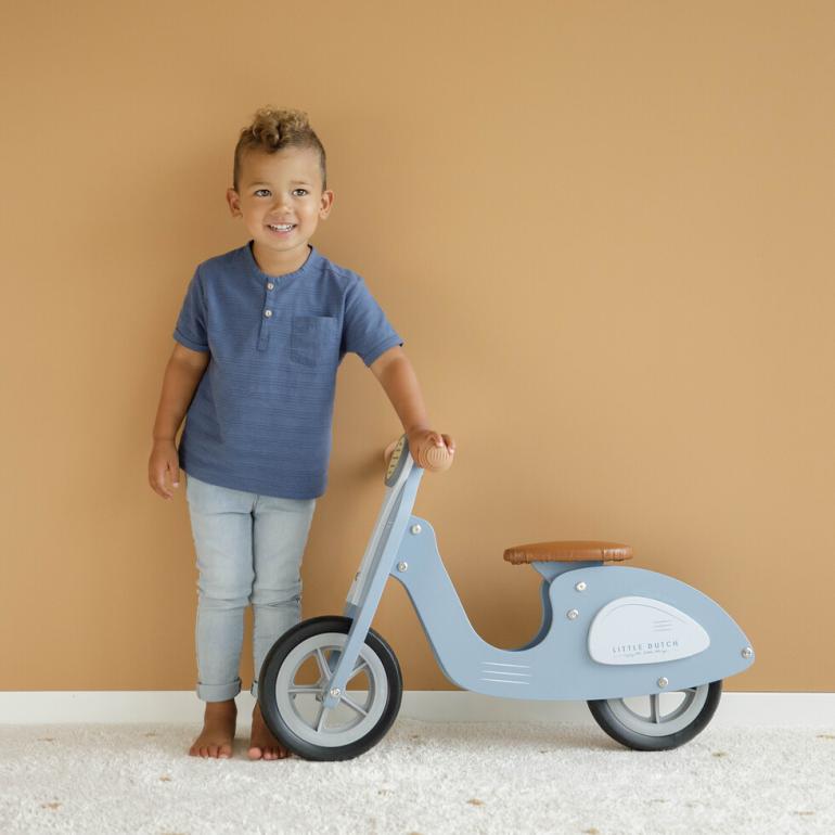 Little Dutch Scooter Løbecykel  blå kid standing