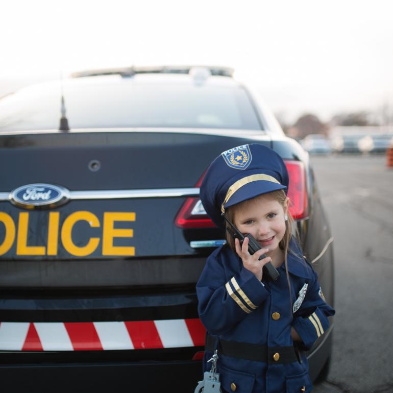 Politibetjent kostume med 5 dele - 5 - 6 år